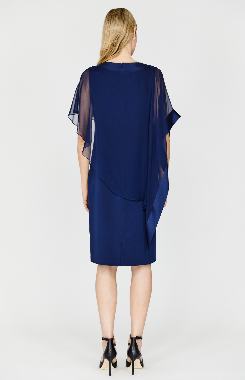 Severine is wearing Marine in size XS.