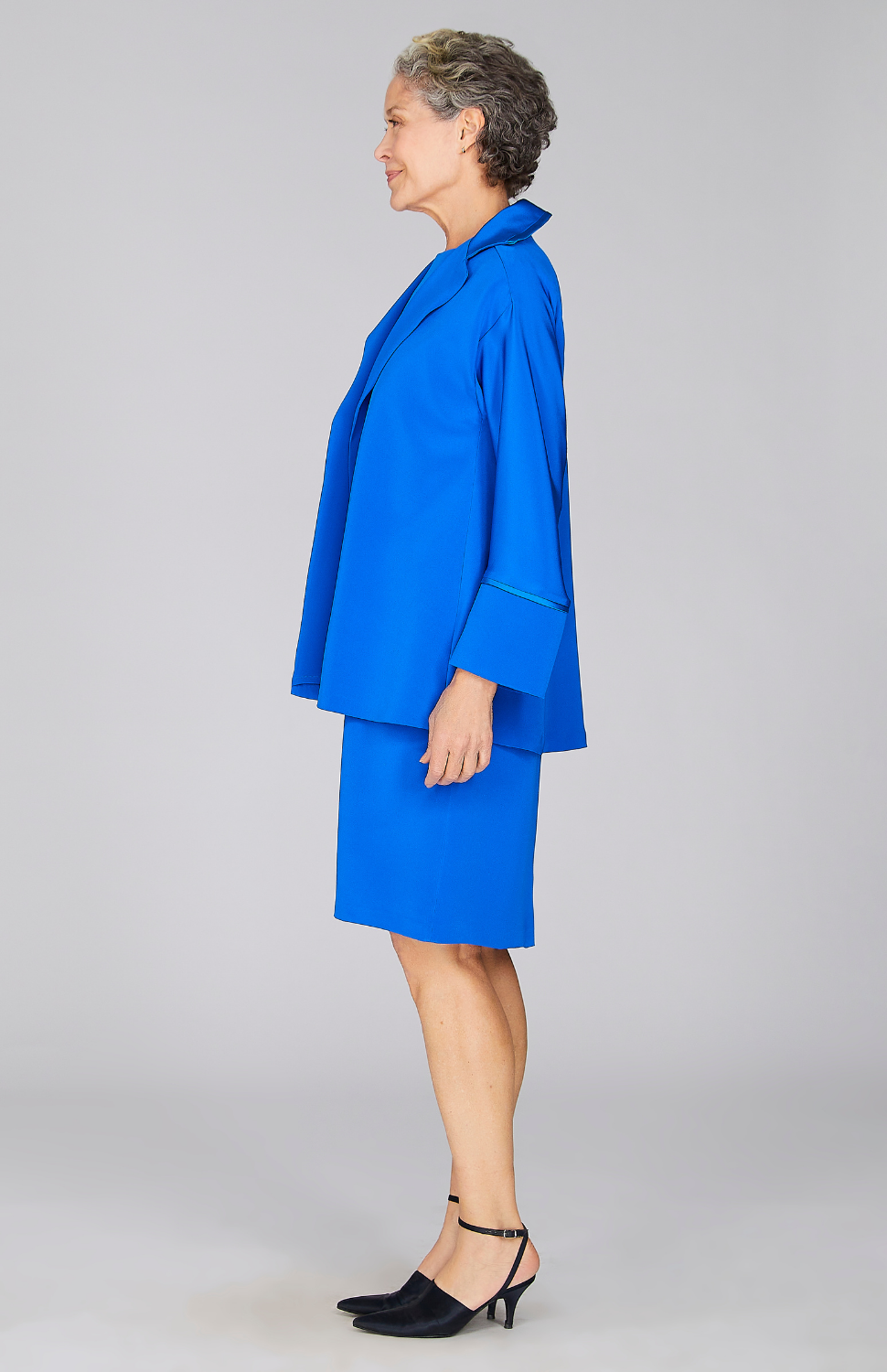 Nancy is wearing Iris in size XS