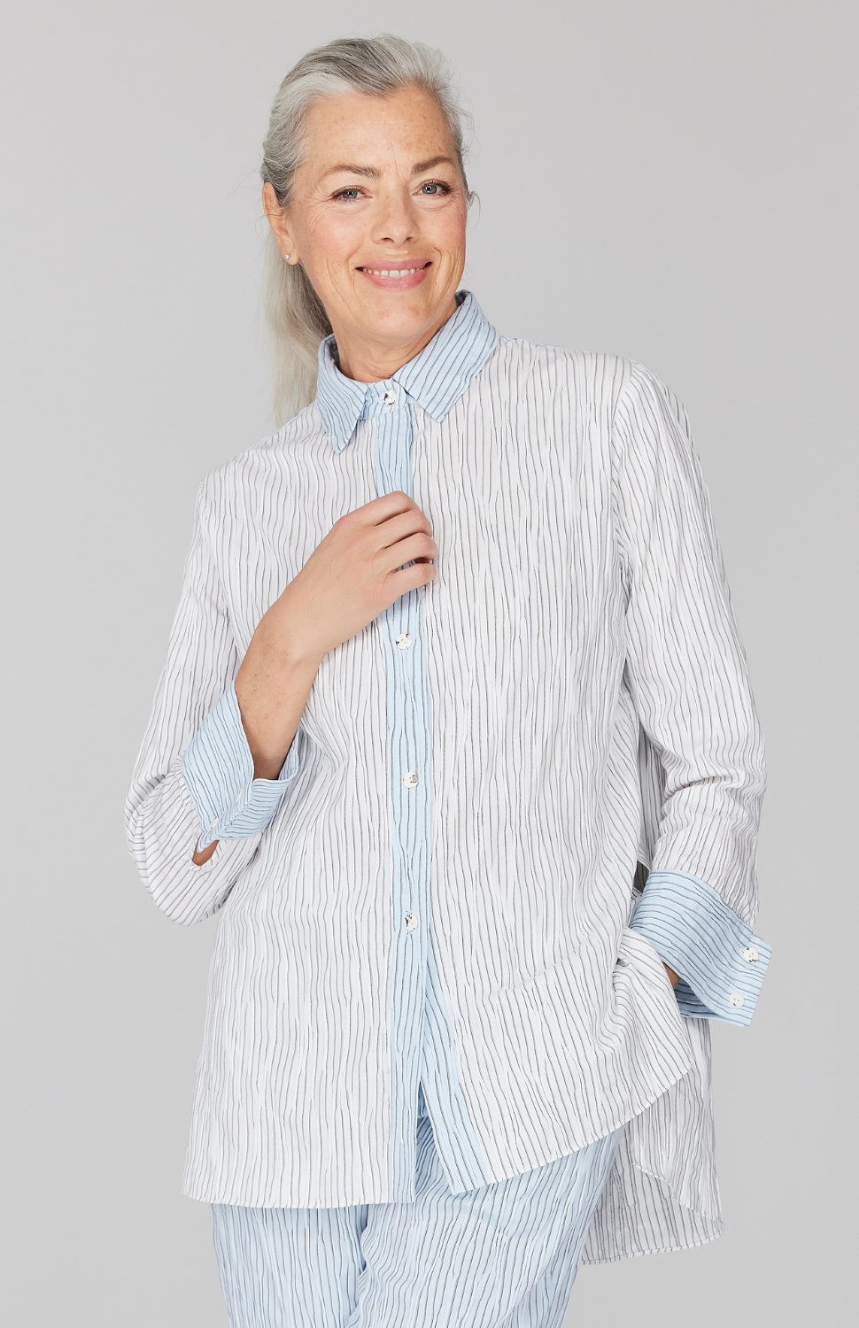 Fabienne is 5' 9" and wearing White in size XS.