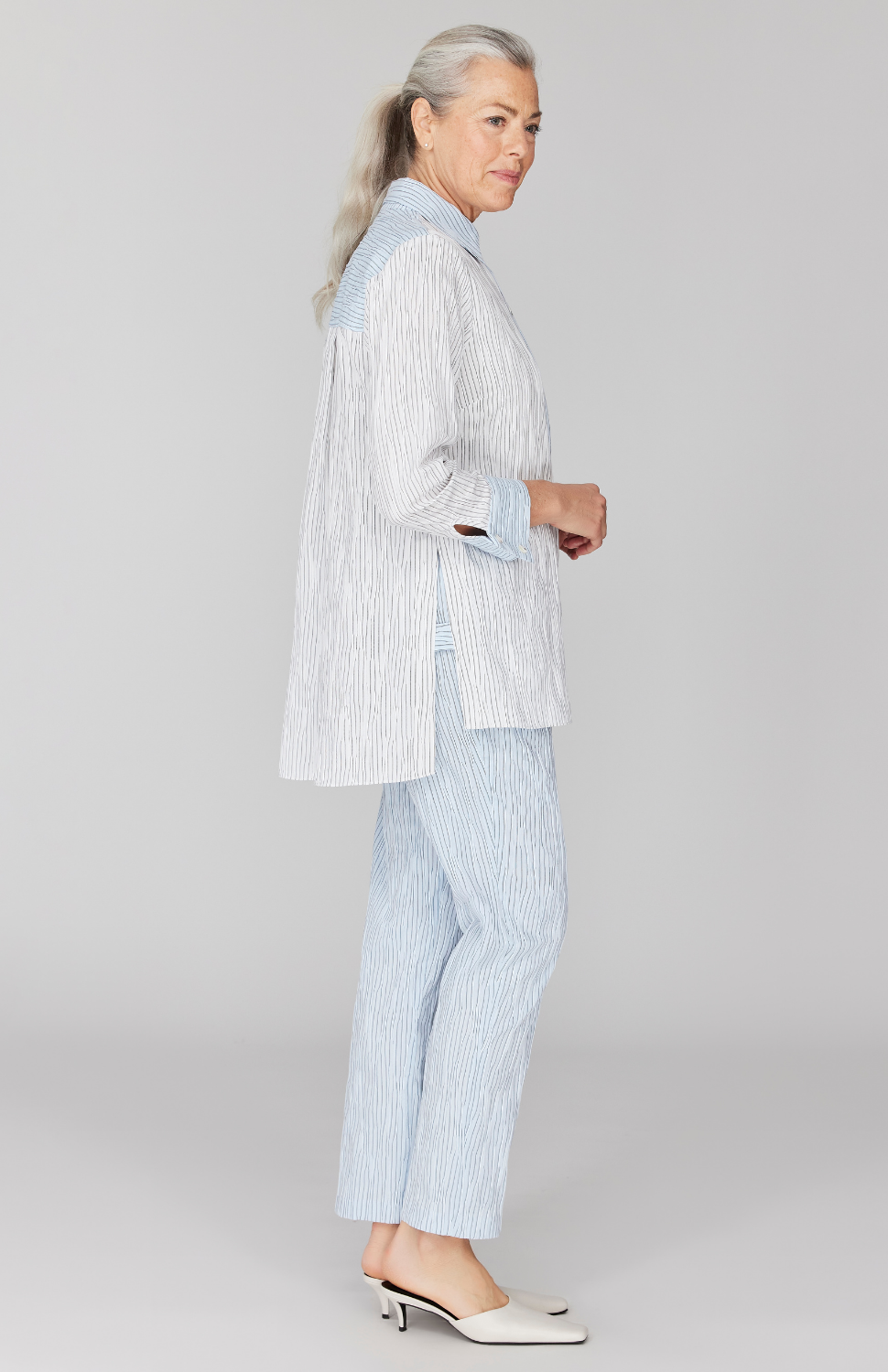 Fabienne is 5' 9" and wearing Blue in size XS.