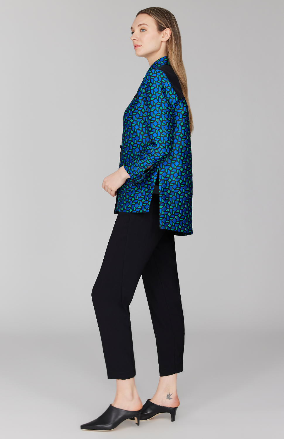 Morgan is 5' 11" and wearing Multi in size XS.