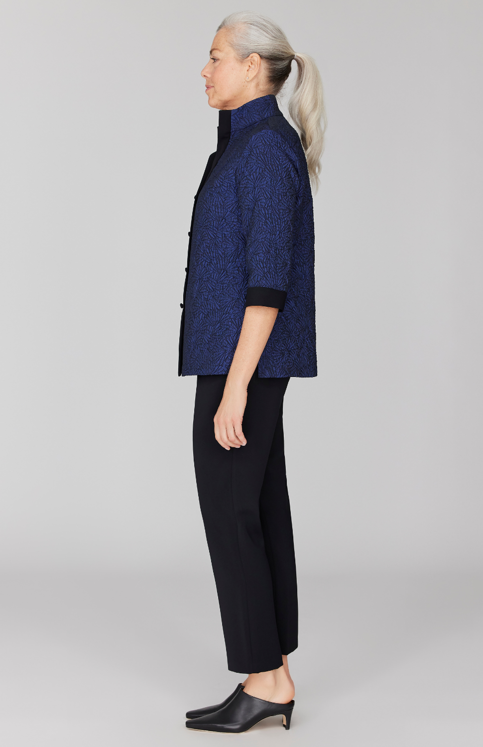 Fabienne is 5' 9" and wearing Marine in size XS.