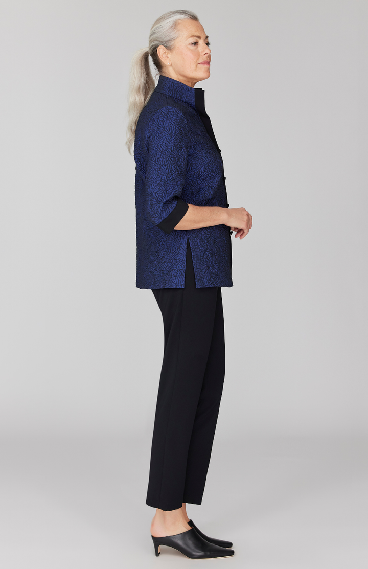 Fabienne is 5' 9" and wearing Marine in size XS.