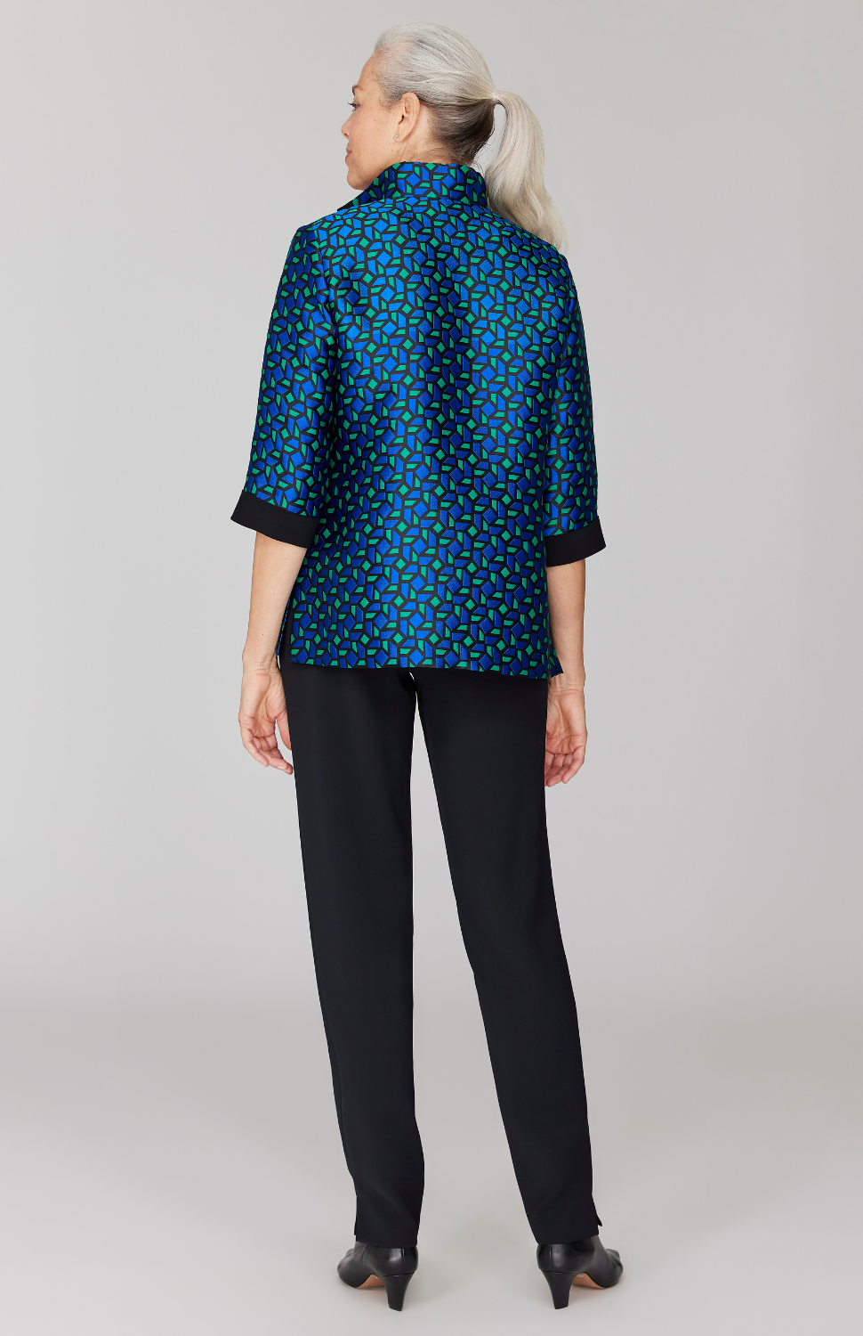 Fabienne is 5' 9" and wearing Multi in size XS.