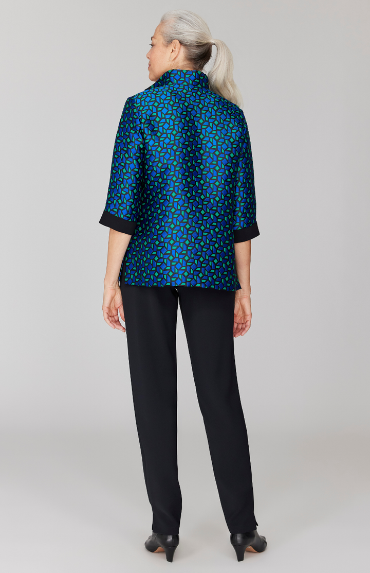 Fabienne is 5' 9" and wearing Multi in size XS.