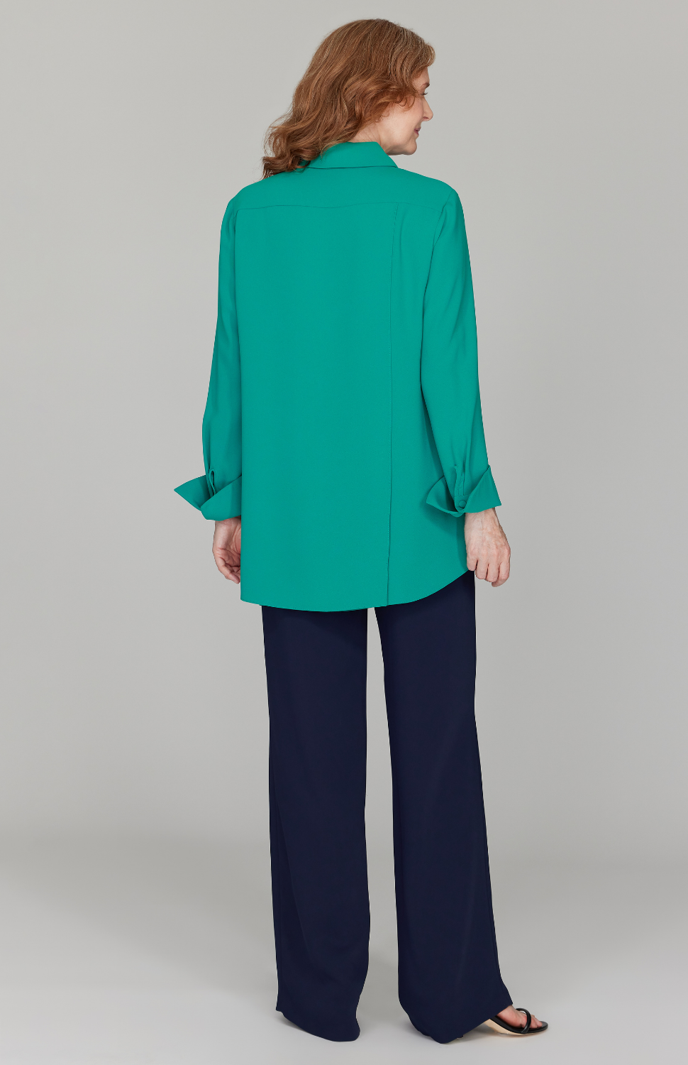 Amanda is 5'10" and is wearing a size XS in Green Teal.