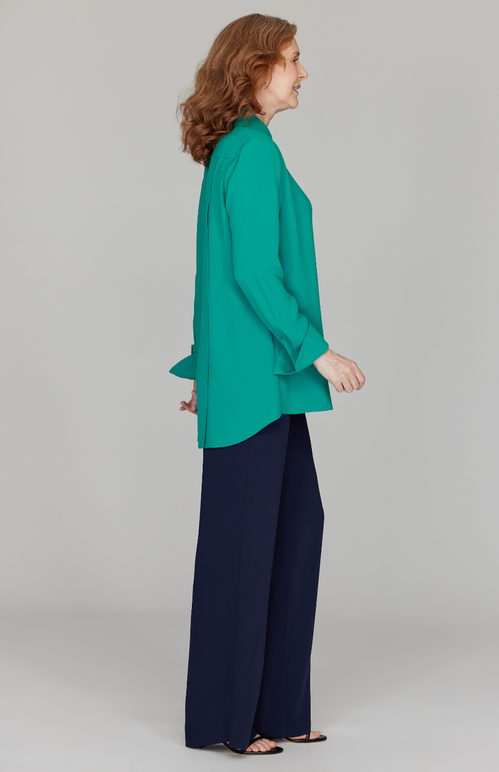 Amanda is 5'10" and is wearing a size XS in Green Teal.