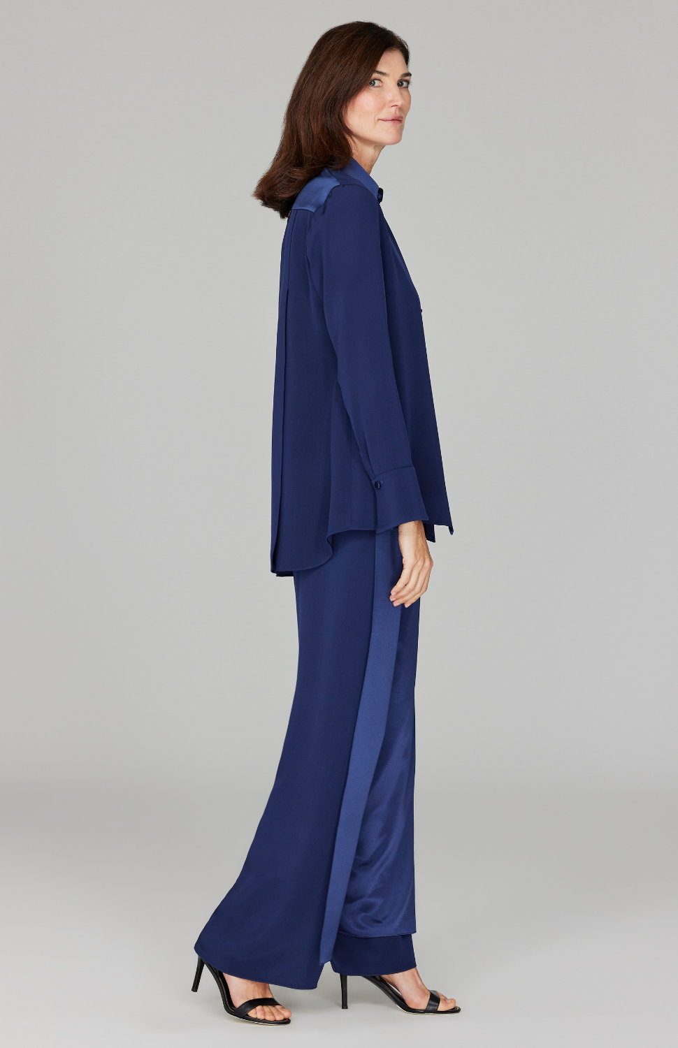 Ekaterina is 5'10" and wearing a size XS in Marine.