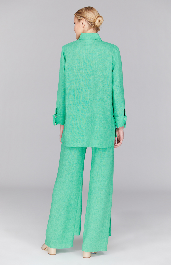 Gabby is wearing Sea in XS.