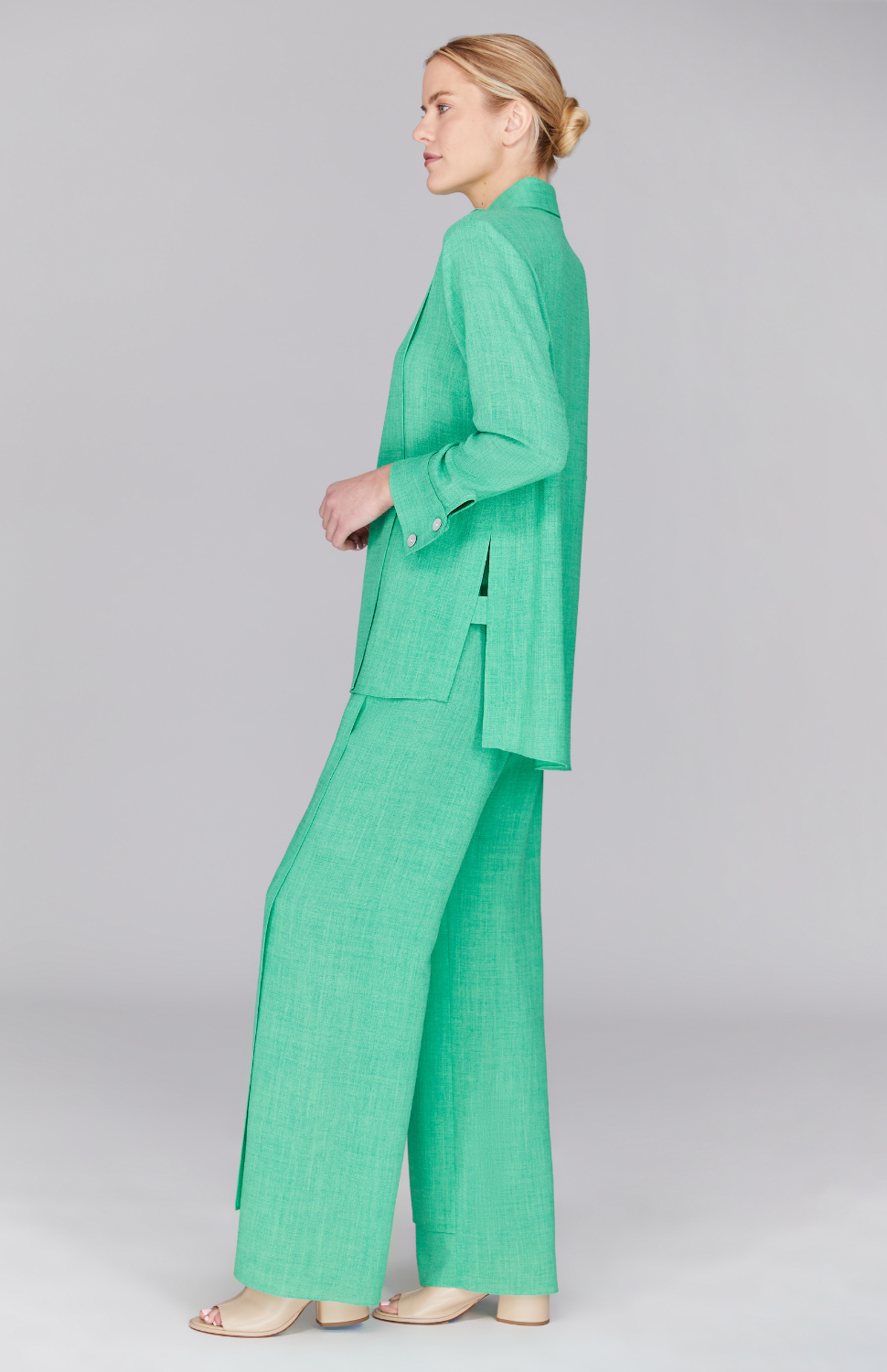 Gabby is wearing Sea in XS.