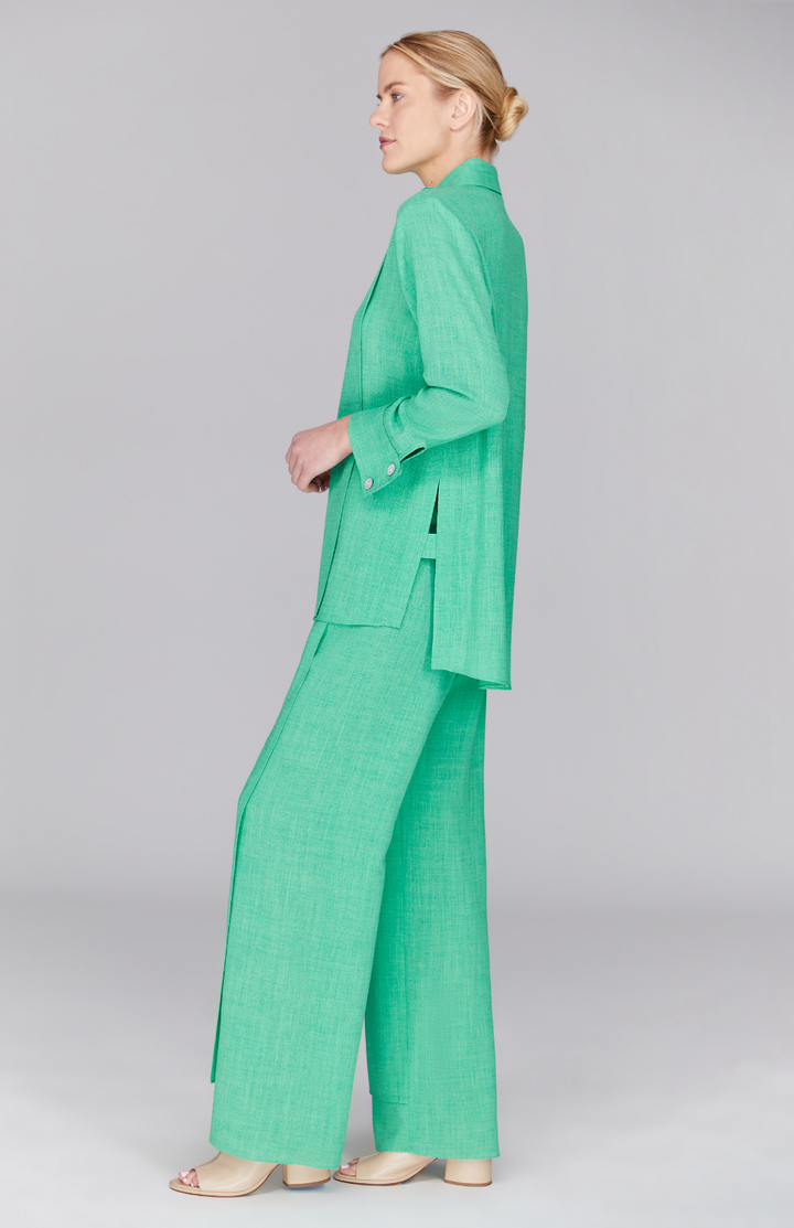 Gabby is wearing Sea in XS.