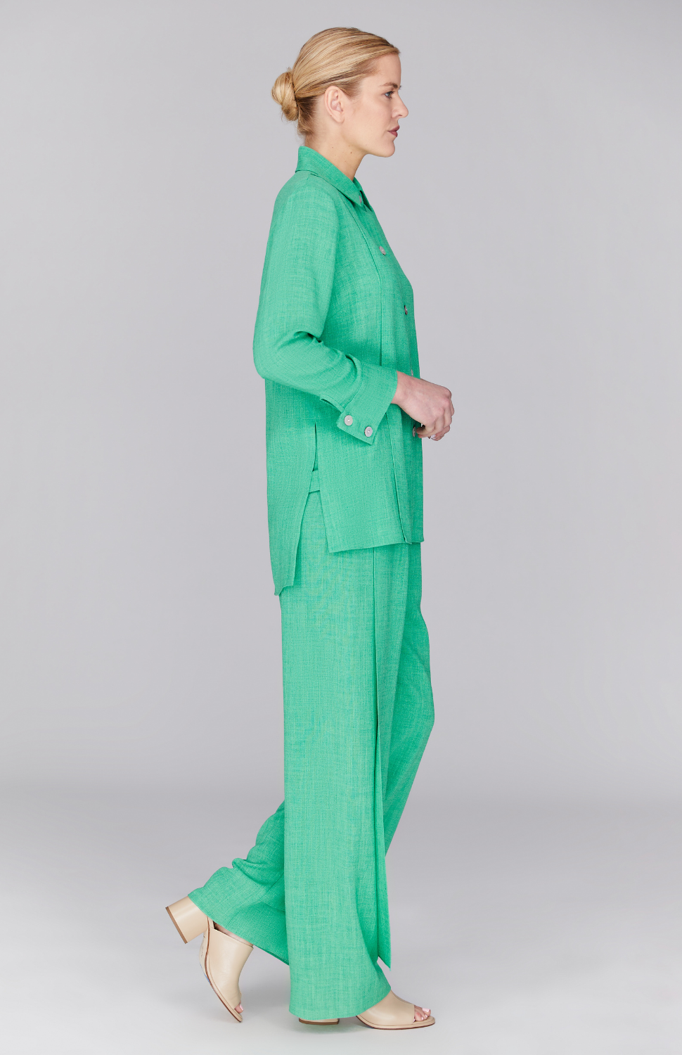 Gabby is wearing Sea in XS.