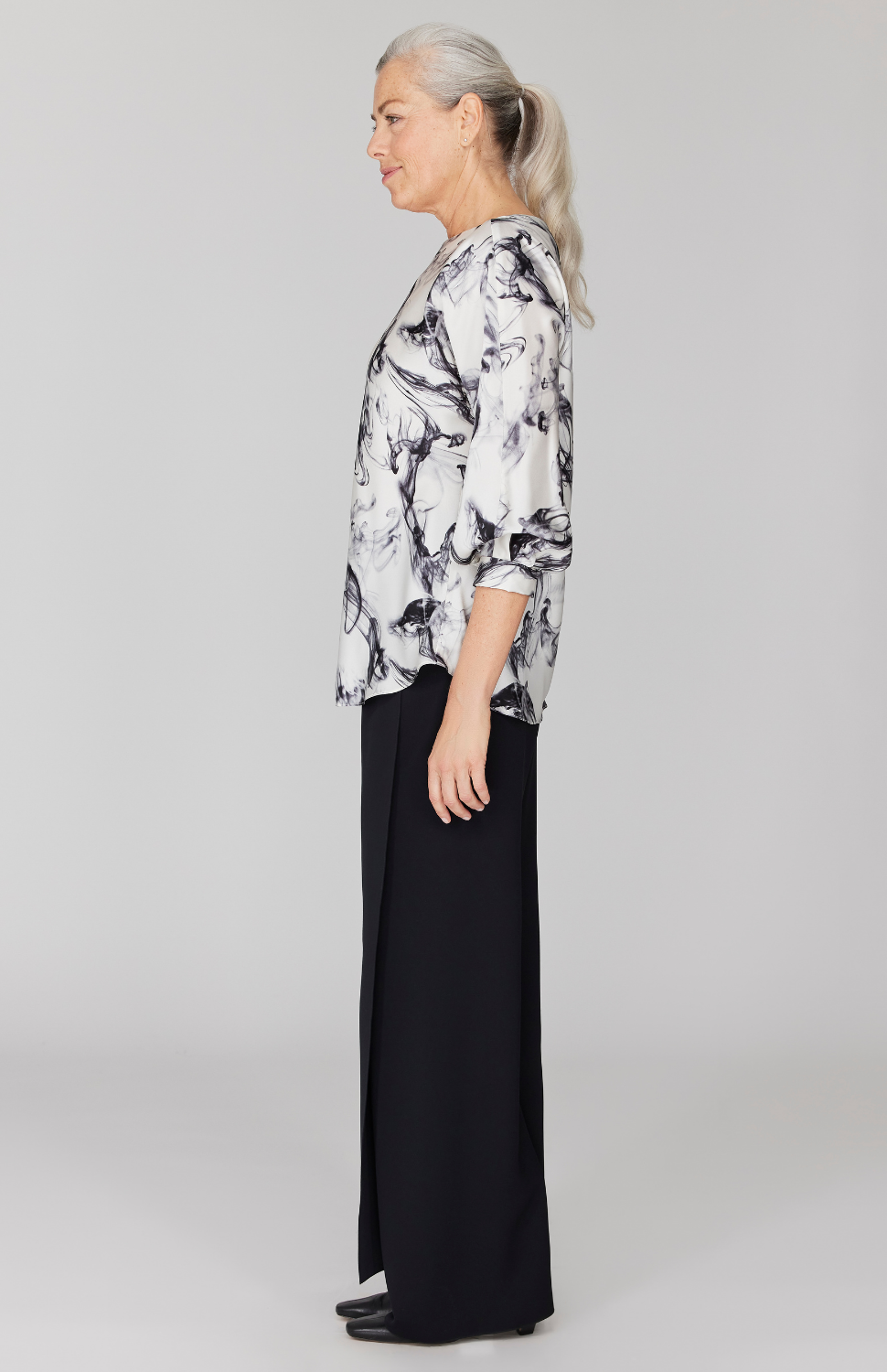 Fabienne is 5' 9" and wearing Black and White in size XS.