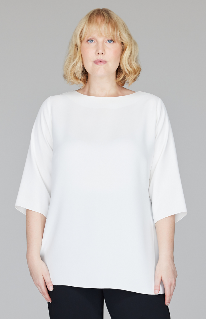 Molly is wearing Pearl in size L.