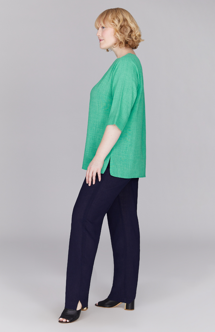 Molly is wearing Sea in L.