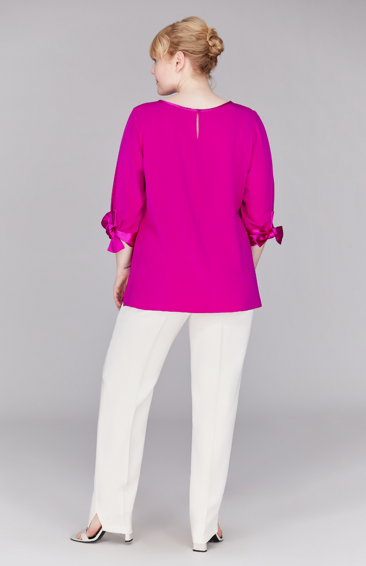 Molly is wearing Pearl in size L.