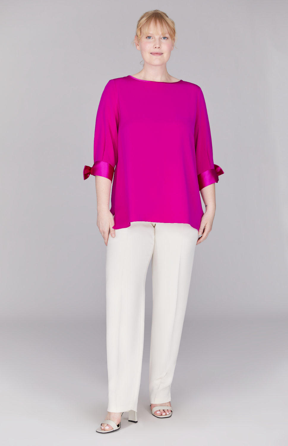 Molly is wearing Pearl in size L.