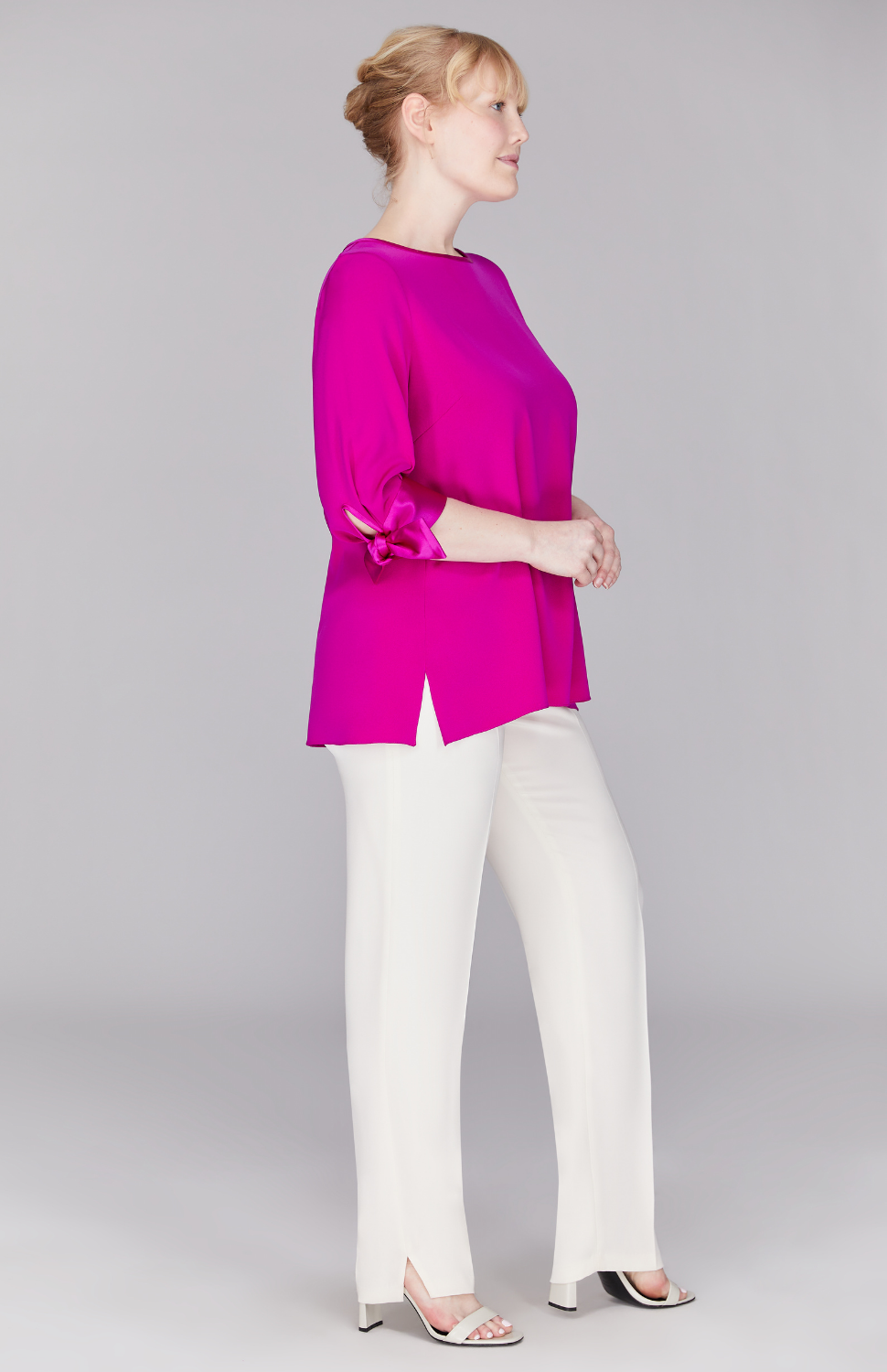 Molly is wearing Pearl in size L.