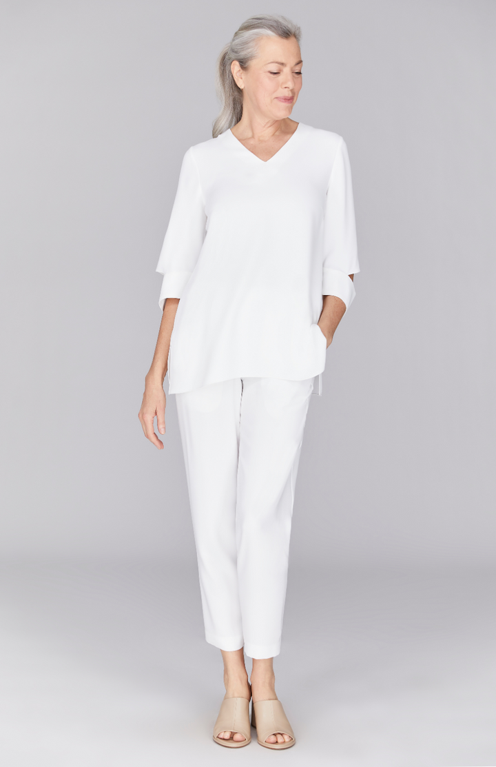 Fabienne is 5’9" and wearing Pearl in XS.