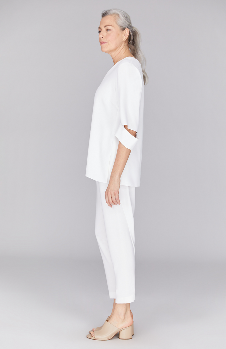 Fabienne is 5’9" and wearing Pearl in XS.