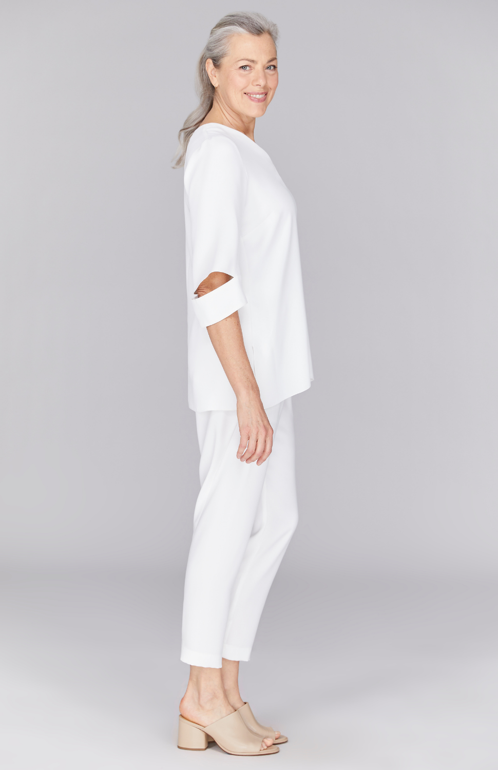 Fabienne is 5’9" and wearing Pearl in XS.