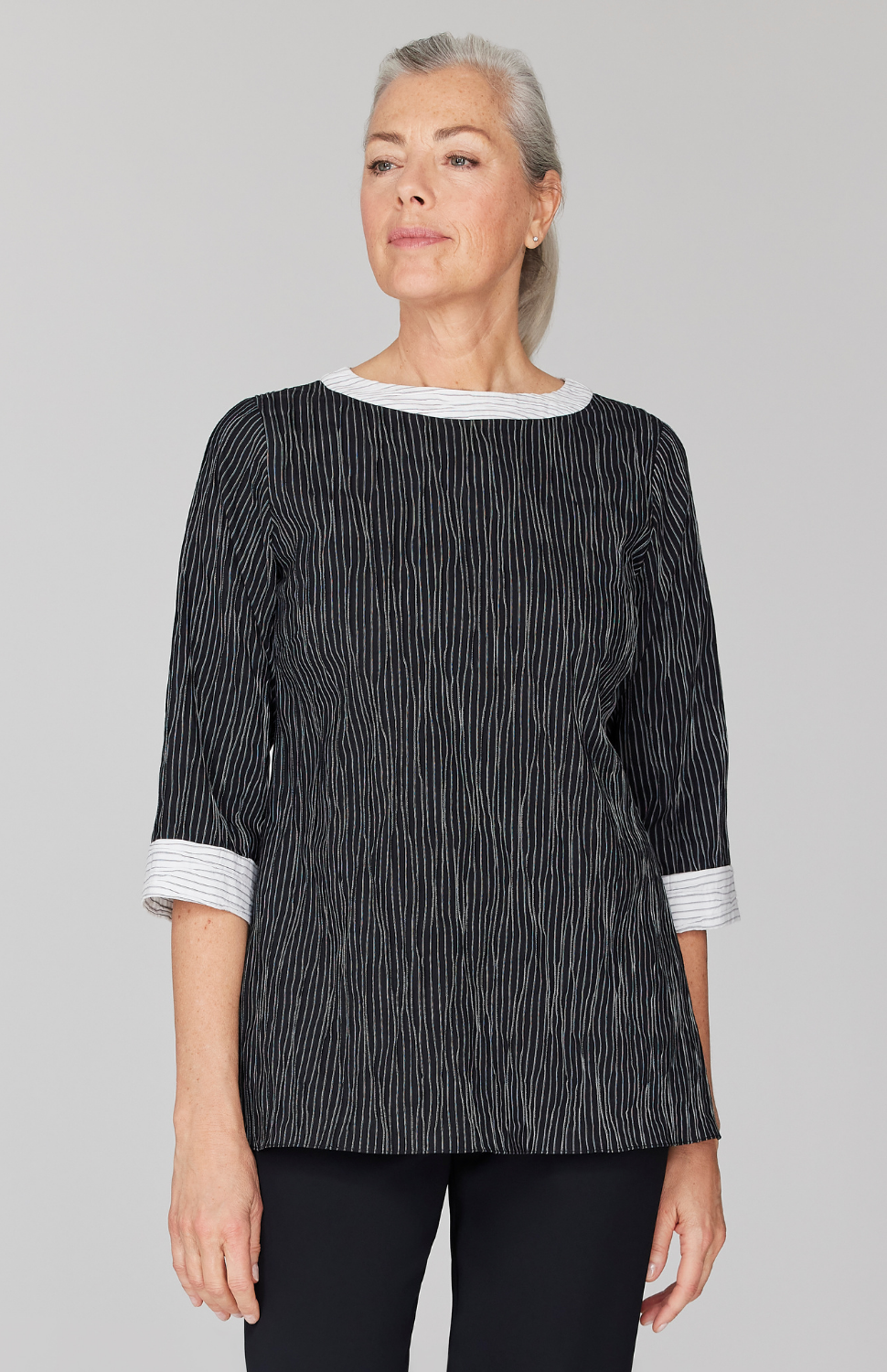 Fabienne is 5' 9" and wearing Black in size XS.