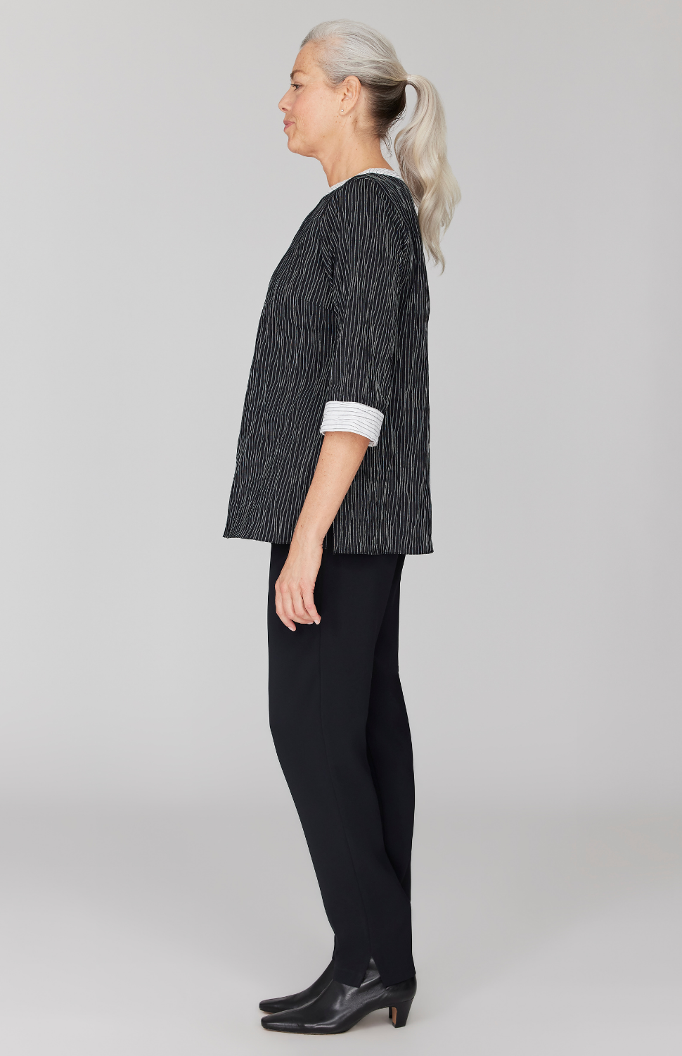 Fabienne is 5' 9" and wearing Black in size XS.