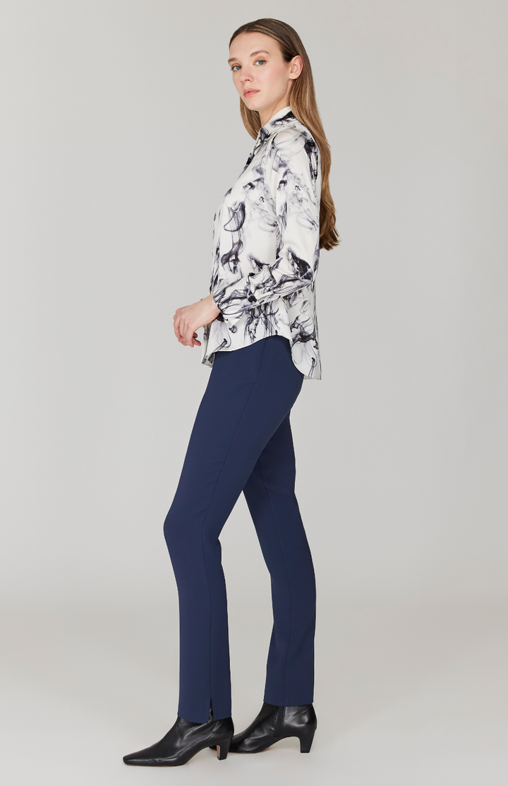 Morgan is 5' 11" and wearing Black and White in size XS.