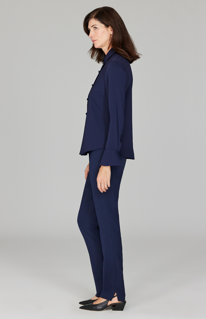 Ekaterina is 5'10" and wearing a size XS in Midnight.