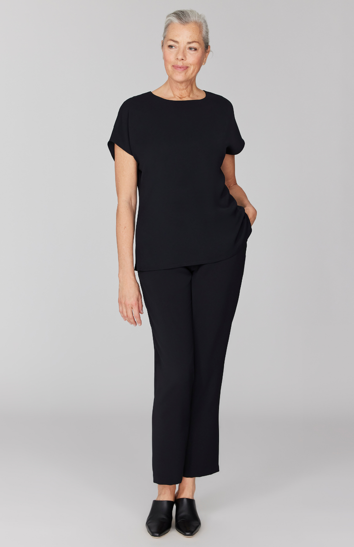Fabienne is 5' 9" and wearing Black in size XS.