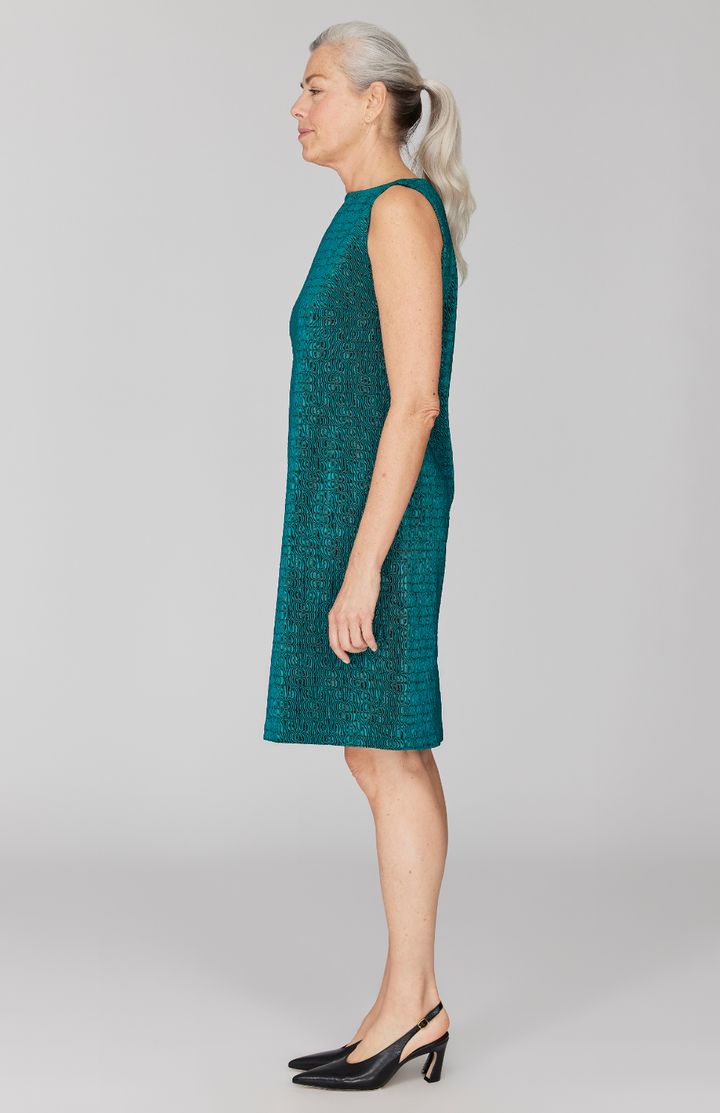 Fabienne is 5' 9" and wearing Green in size XS.