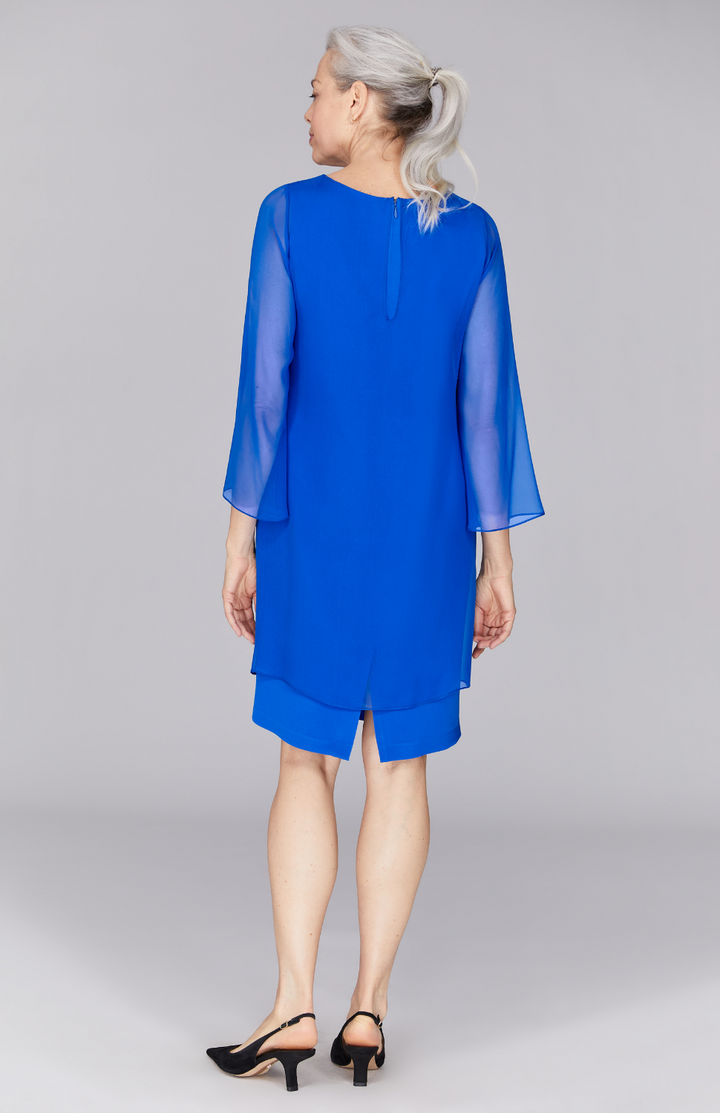 Fabienne is wearing Iris in size XS.