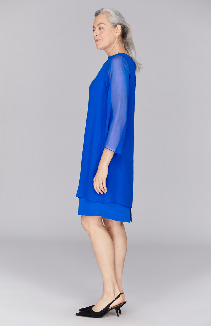 Fabienne is wearing Iris in size XS.