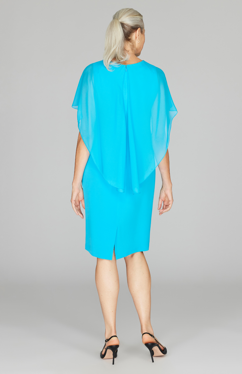 Fabienne is wearing Cyan in size XS.