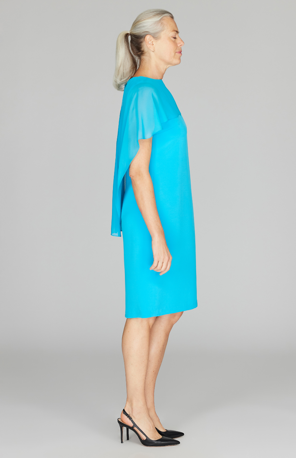 Fabienne is wearing Cyan in size XS.
