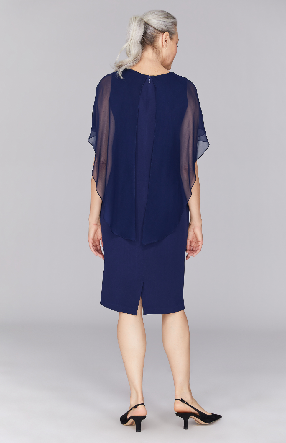 Fabienne is wearing Marine in size XS