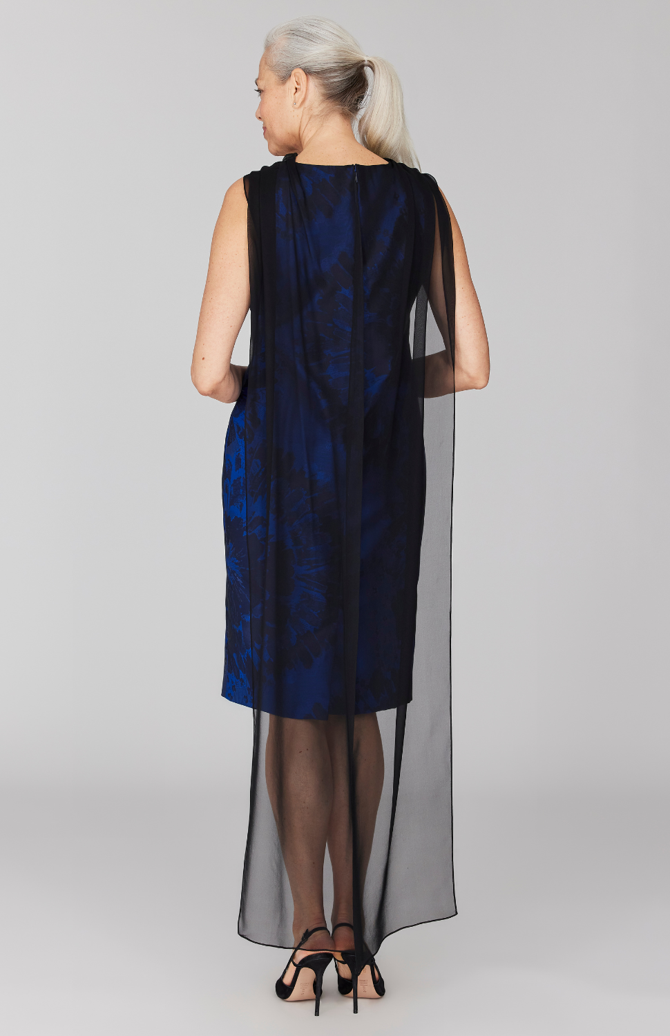 Fabienne is 5' 9" and wearing Blue in size XS.