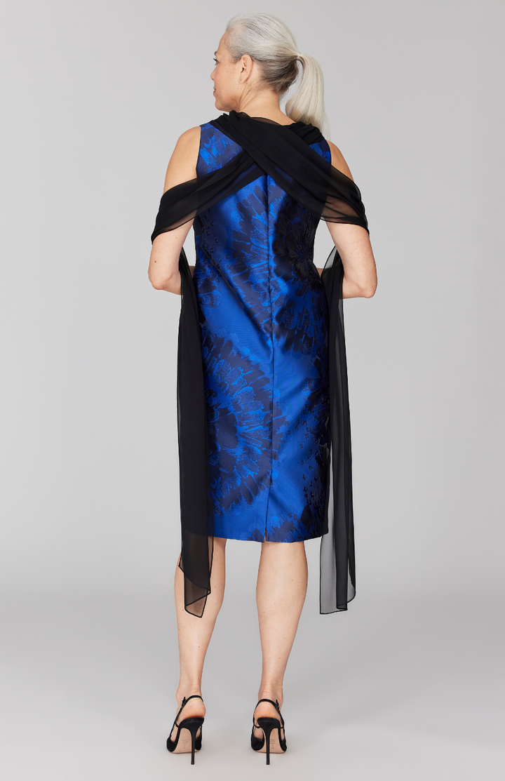 Fabienne is 5' 9" and wearing Blue in size XS.