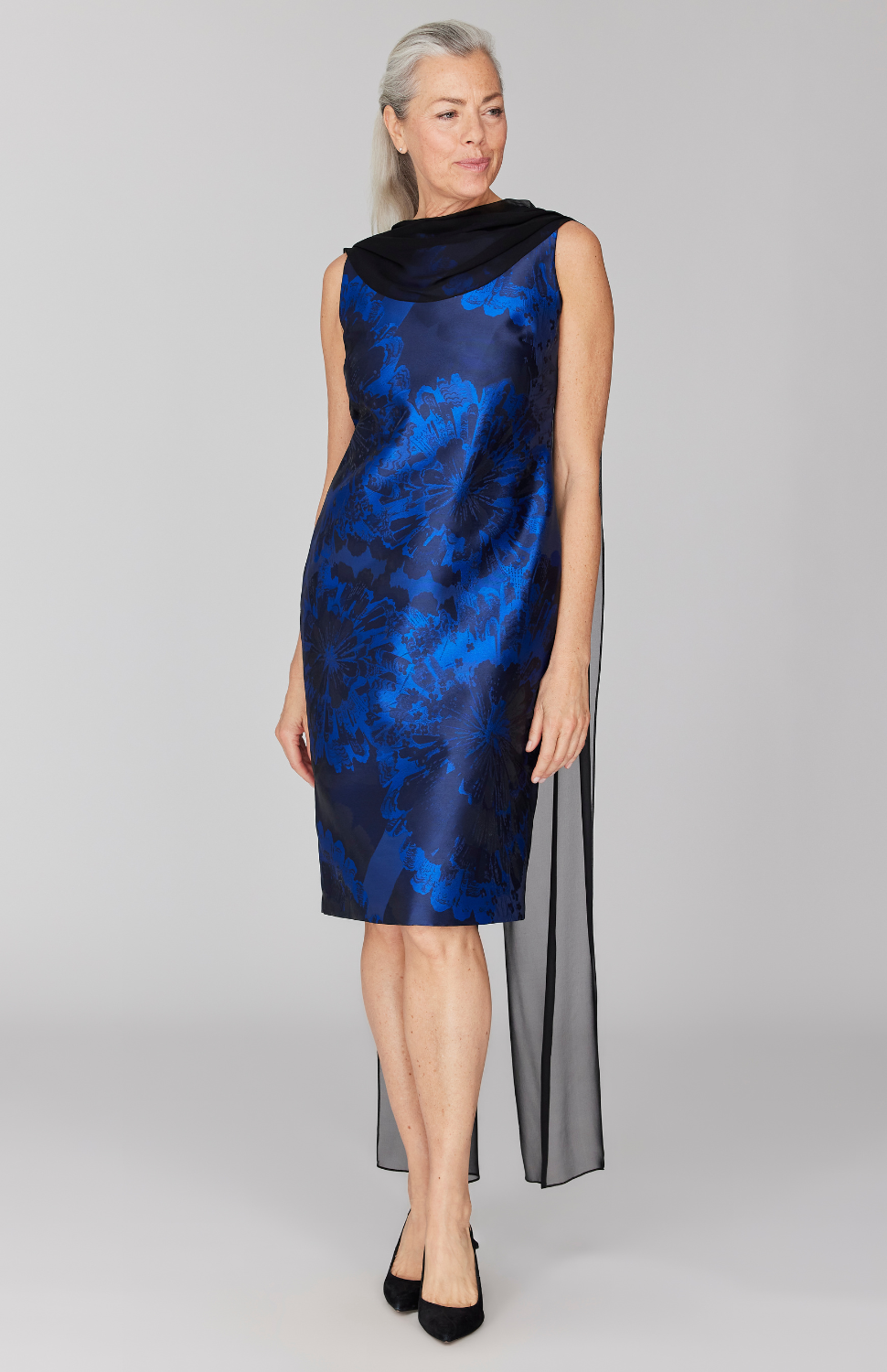 Fabienne is 5' 9" and wearing Blue in size XS.