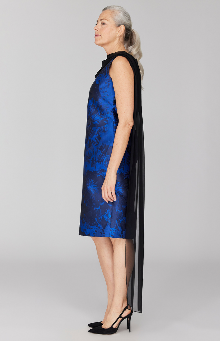 Fabienne is 5' 9" and wearing Blue in size XS.