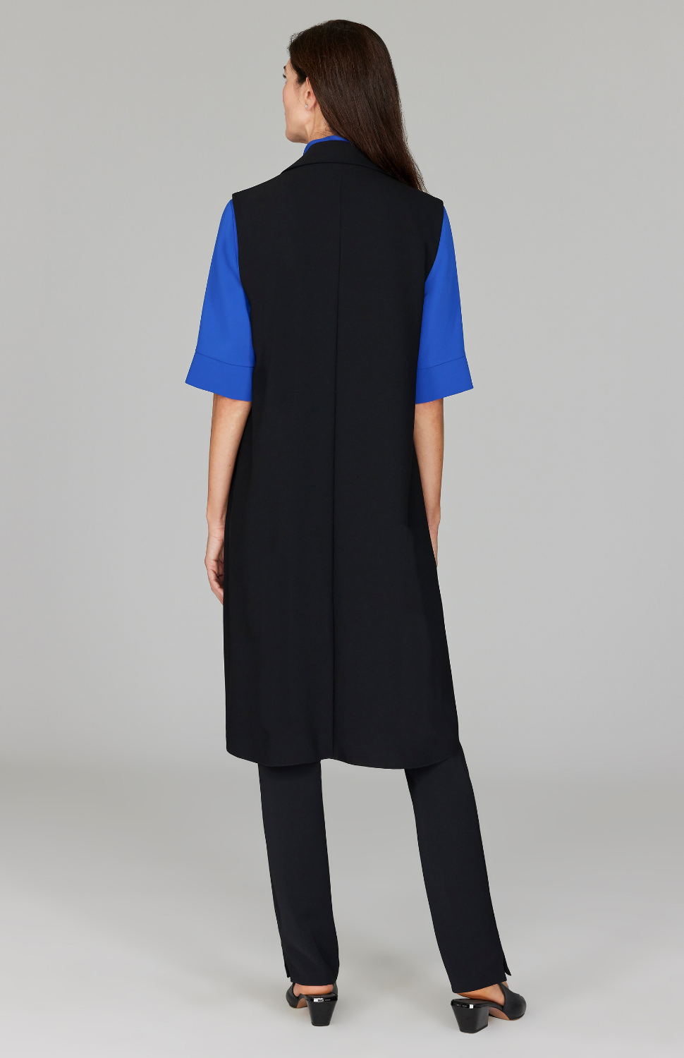 Ekaterina is 5'10" and wearing a size XS in Black.