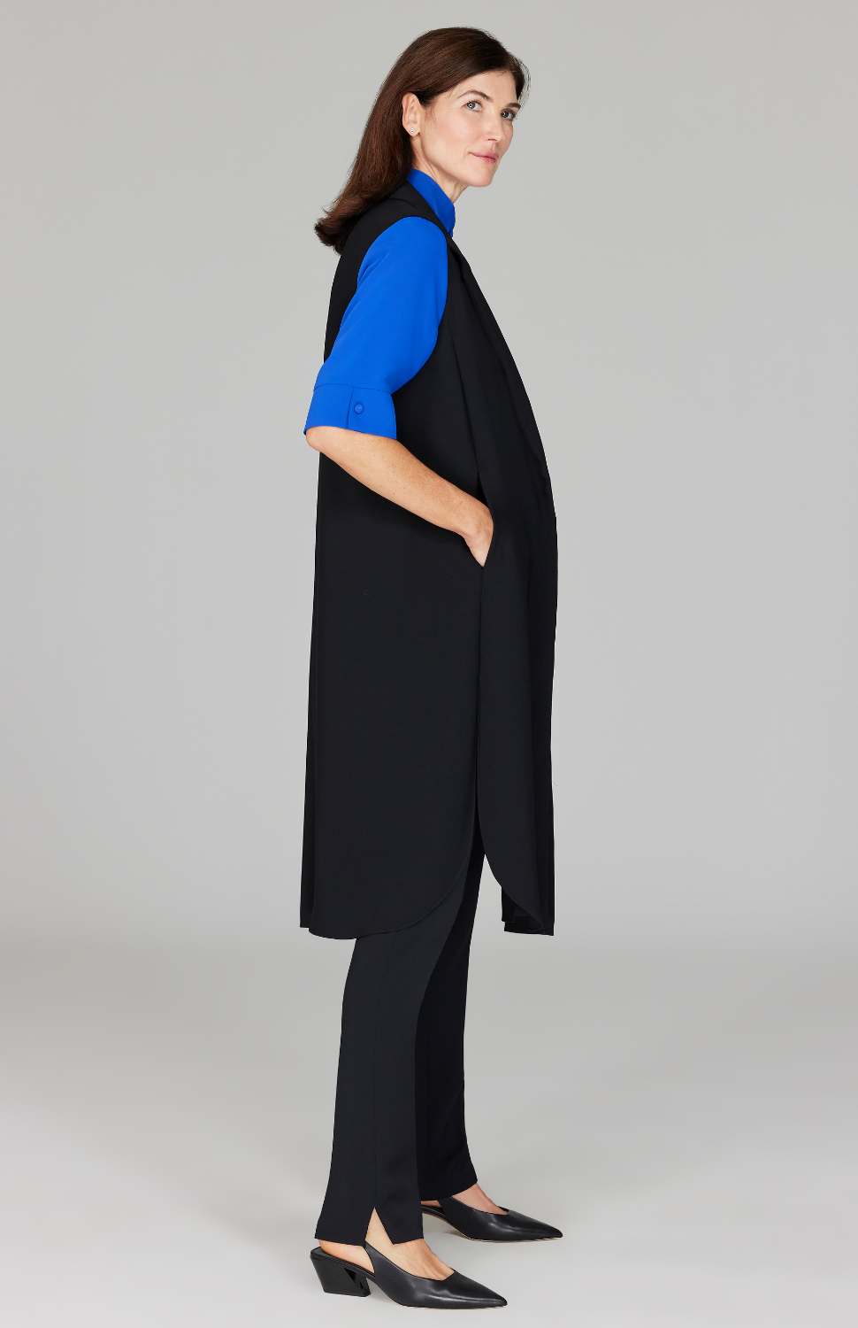 Ekaterina is 5'10" and wearing a size XS in Black.