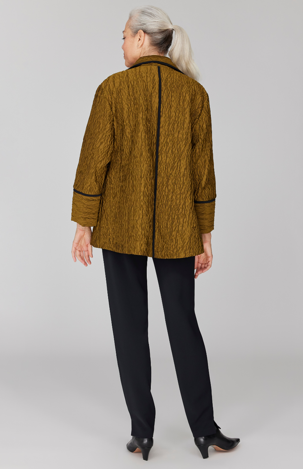 Fabienne is 5' 9" and wearing Gold in size XS.