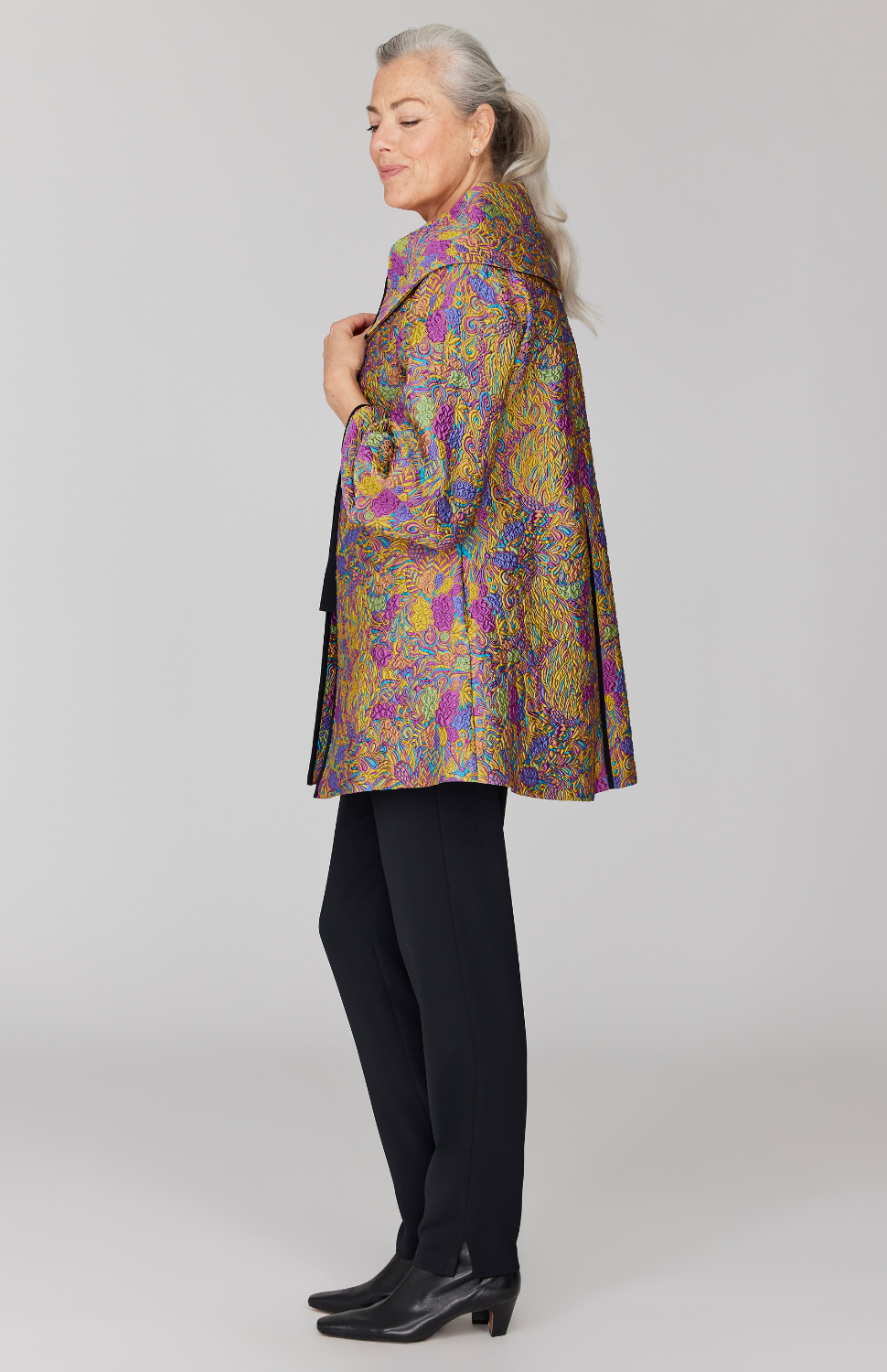 Fabienne is 5' 9" and wearing Multi in size XS.