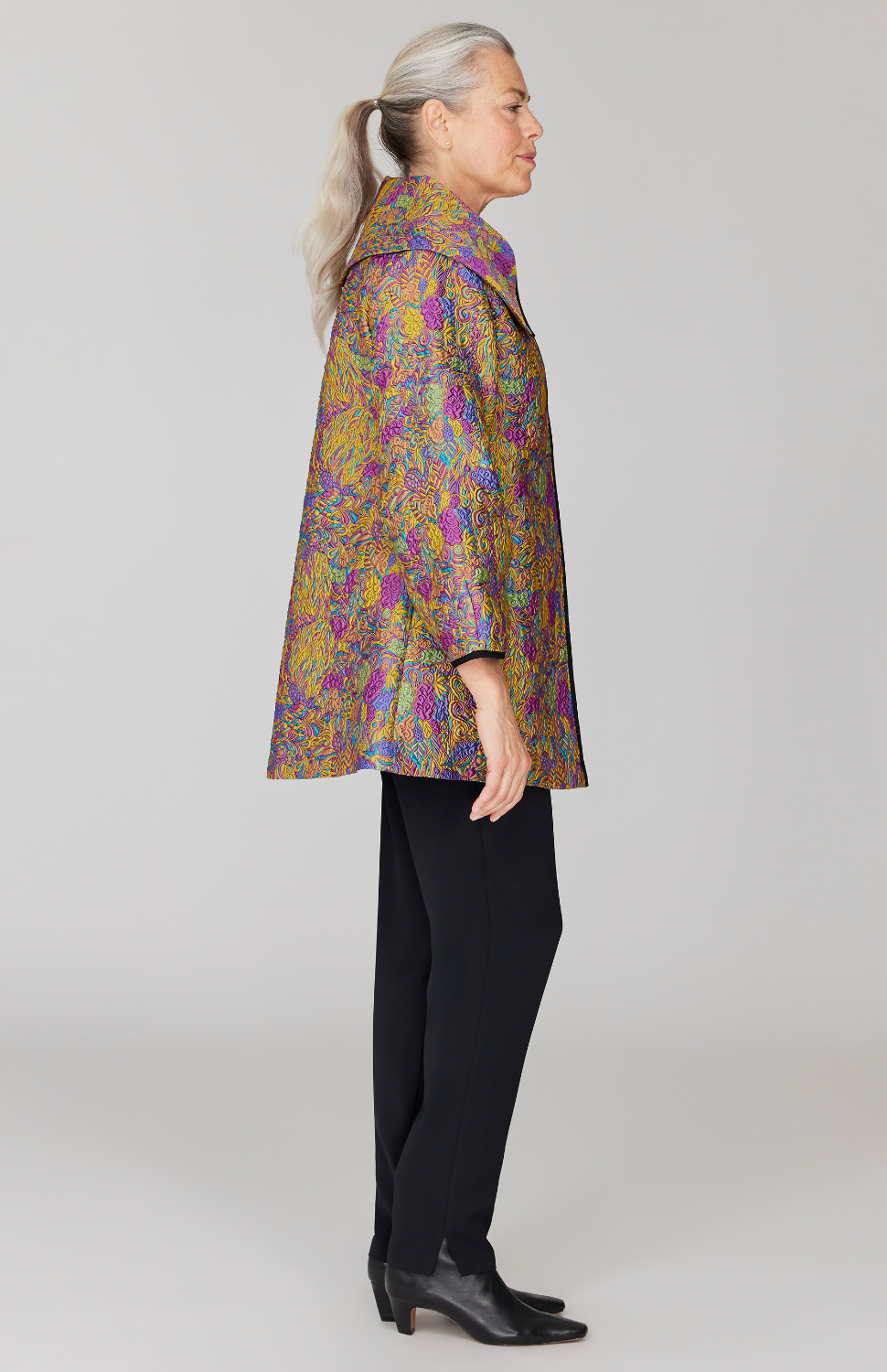 Fabienne is 5' 9" and wearing Multi in size XS.