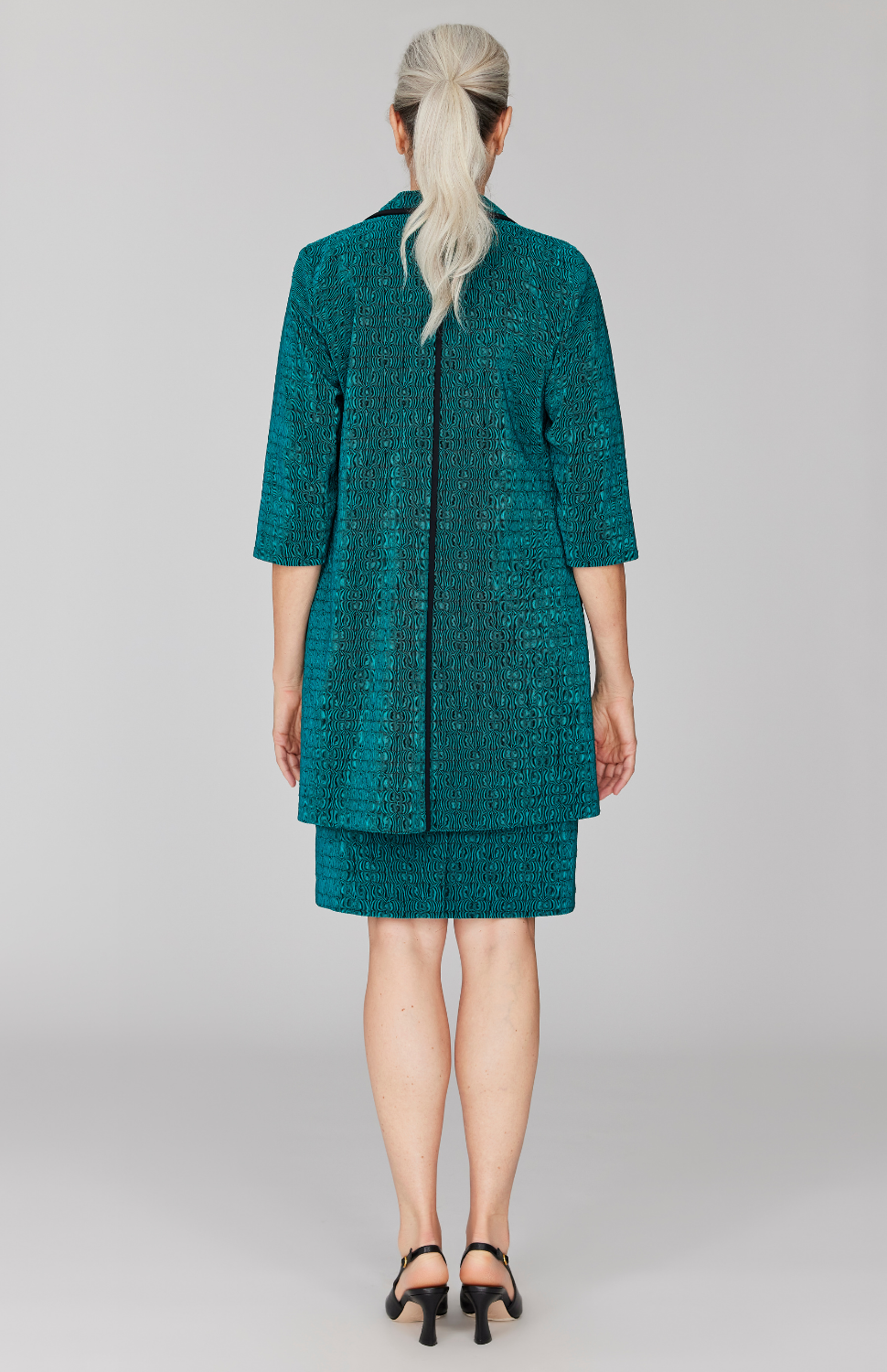 Fabienne is 5' 9" and wearing Green in size XS.