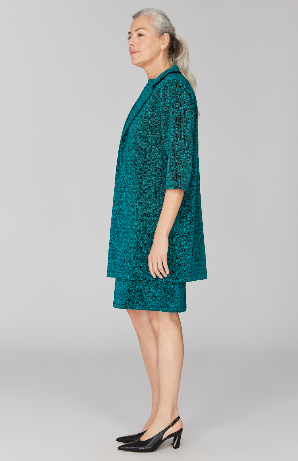 Fabienne is 5' 9" and wearing Green in size XS.