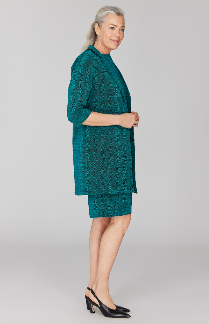 Fabienne is 5' 9" and wearing Green in size XS.