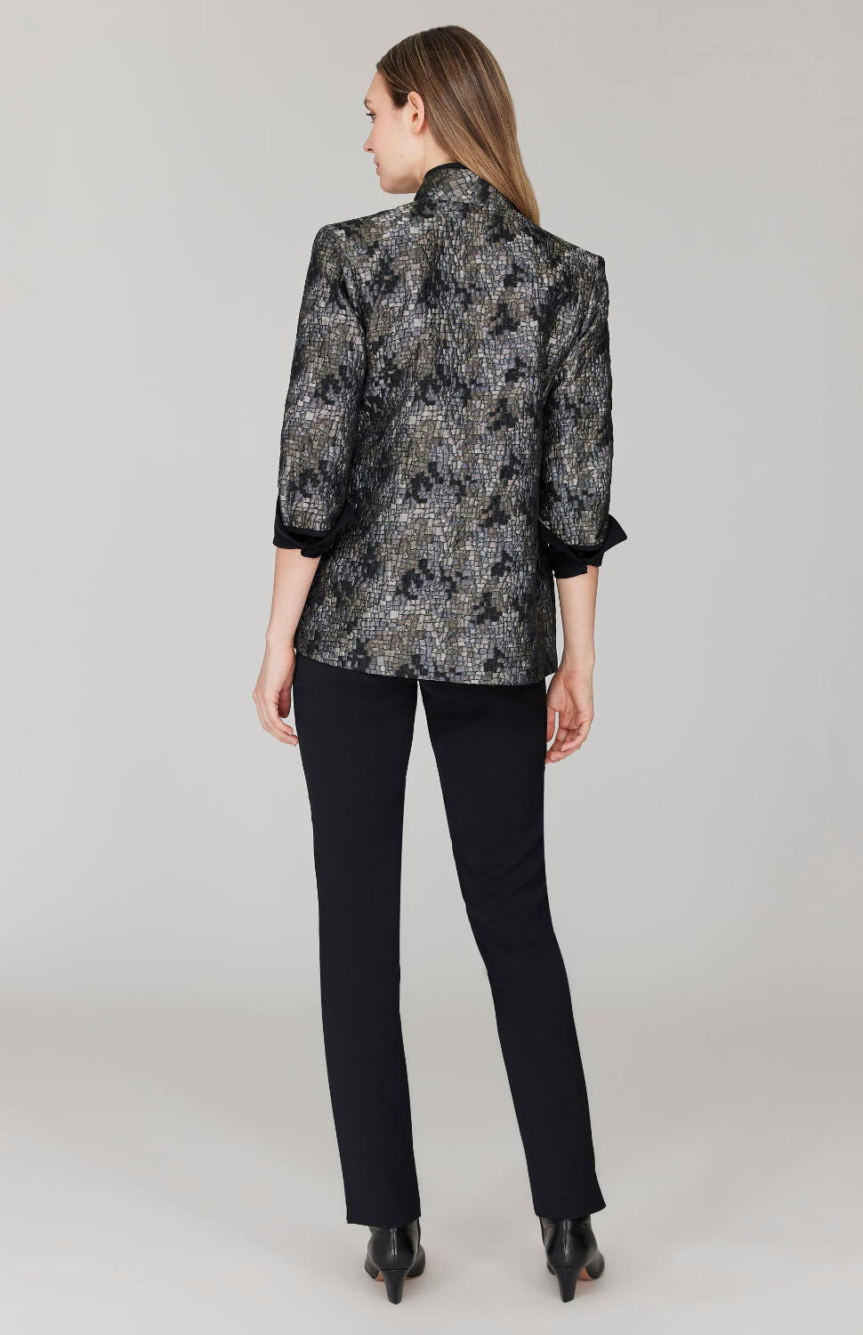 Morgan is 5' 11" and wearing Grey Multi in size XS.