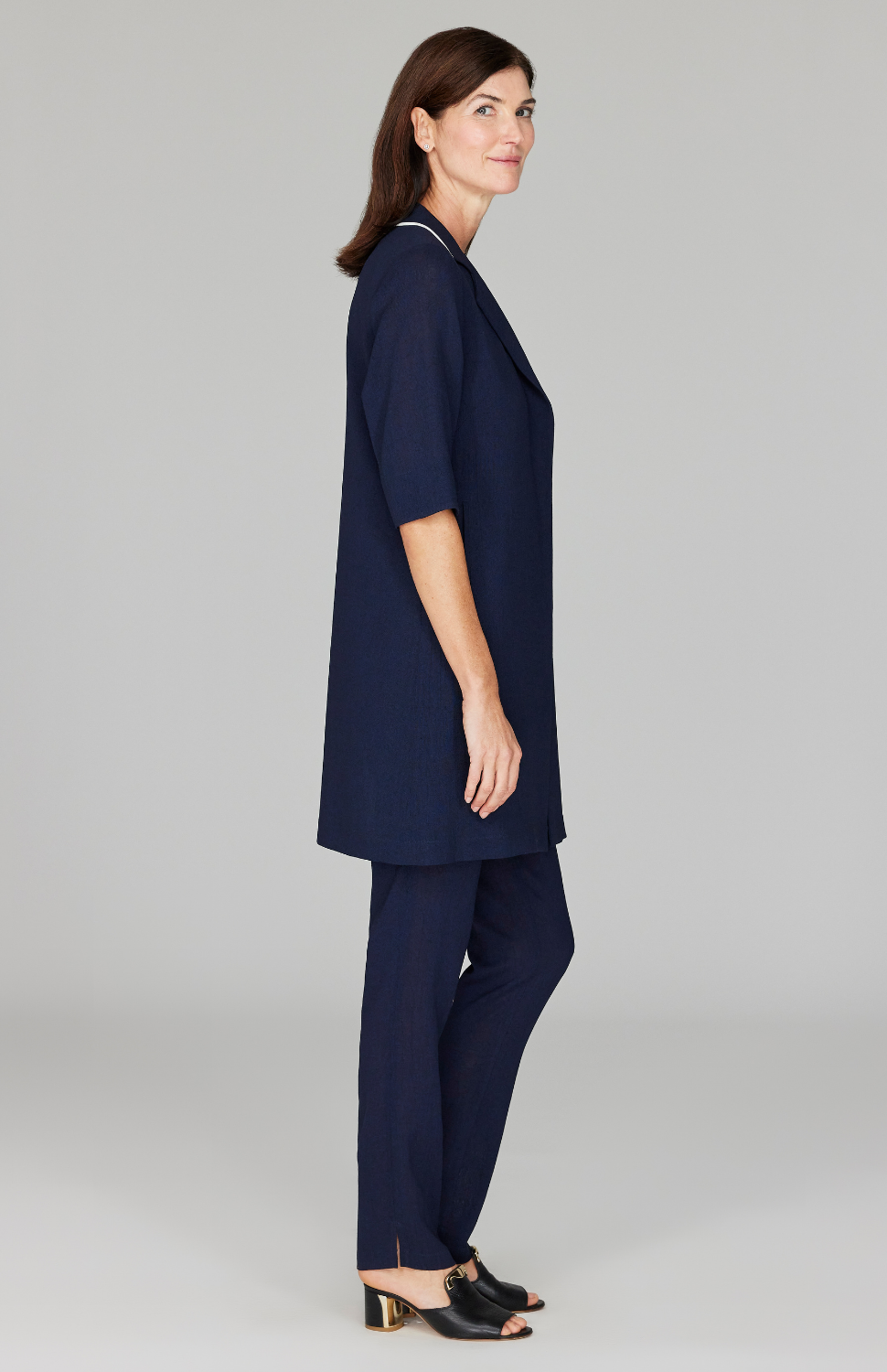 Ekaterina is 5'10" and is wearing a size XS in Midnight.